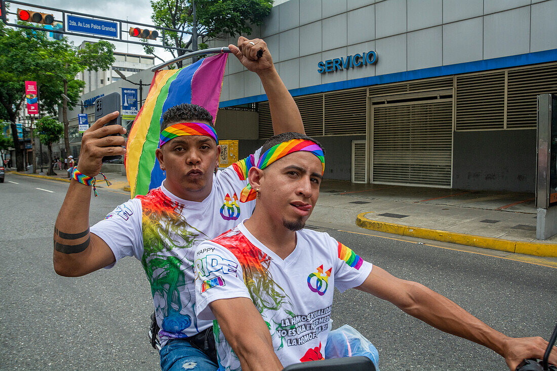 Pride-Parade in Caracas, Venezuela. In Anwesenheit der UNO in Venezuela, von Diplomaten und Vertretern der verschiedenen Botschaften der Europäischen Union in Venezuela. 2. Juli 2023
