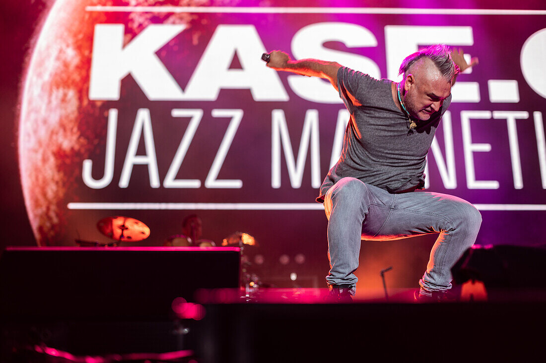 Der spanische Künstler Kase.O und Jazz Magnetism treten live beim Vive Latino 2022 Festival in Zaragoza, Spanien, auf