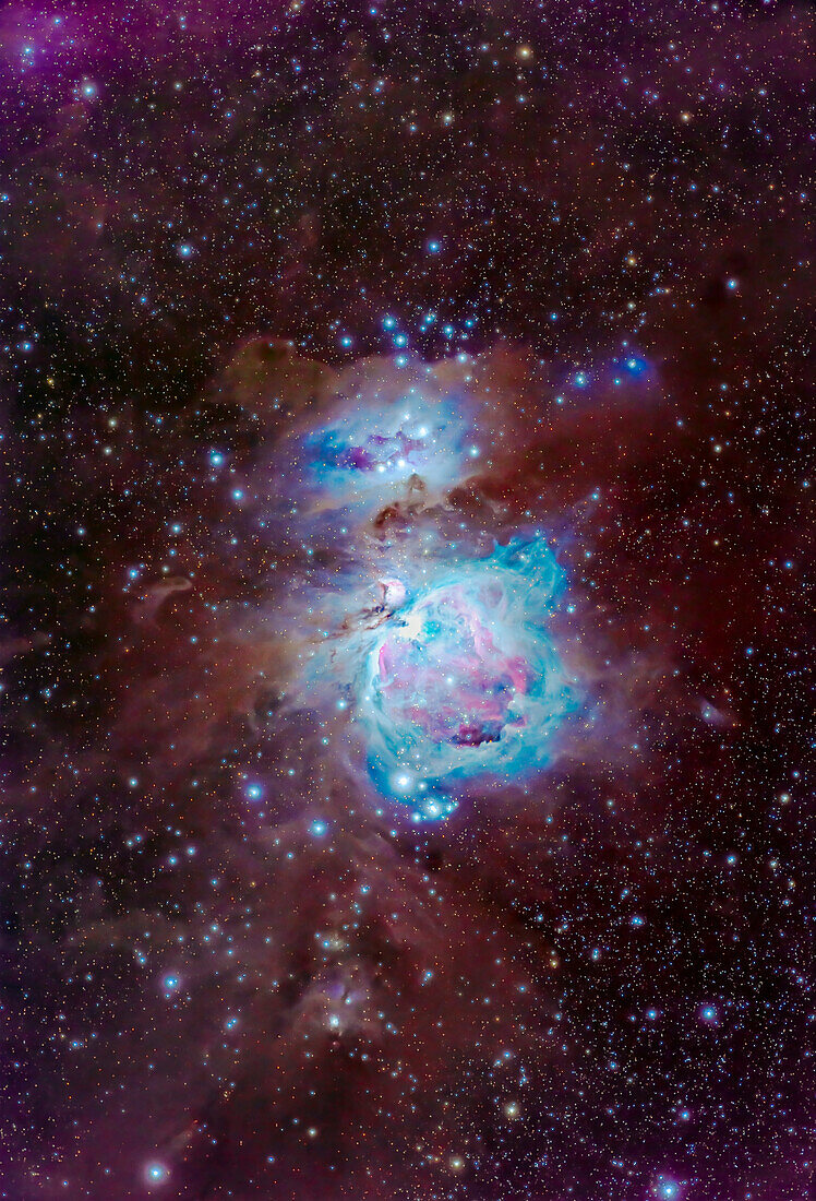 Dies ist ein Porträt der Hauptnebel im Orion in seinem Schwert, darunter: der Orionnebel selbst (in der Mitte), auch bekannt als Messier 42 und 43, und der Running Man Nebel darüber (auch bekannt als NGC 1973-5-7). Der helle blaue Sternhaufen NGC 1981 leuchtet über dem Rasenden Mann. Der subtile Reflexionsnebel NGC 1999 befindet sich unterhalb von M42, geht aber inmitten der anderen schwachen und staubigen Nebel ein wenig unter.