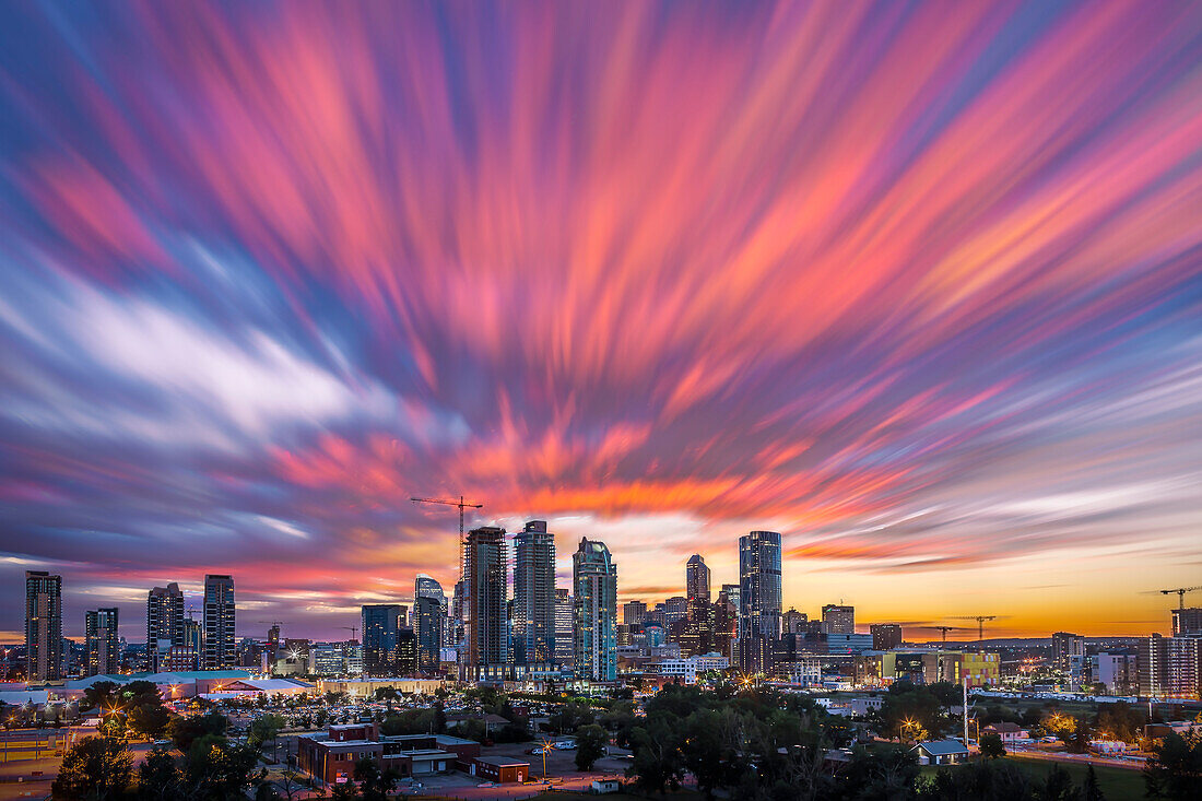 Ein Wolkenstreifenfoto, das mit der gleichen Technik wie das Stapeln von Sternenspuren gemacht wurde, nur dass die Wolken nachziehen oder streifen. Ich habe dieses Bild am Canada Day, dem 1. Juli 2015, vom Scotsman Hill mit Blick auf Calgary aufgenommen, in Erwartung des Feuerwerks. Dies ist ein Stapel von 110 Bildern, die mit Advanced Stacker Actions unter Verwendung der Ultrastreaks-Aktion zusammengefügt wurden. Trotz der Überblendung führte der Abstand von etwa 8 Sekunden zwischen den Aufnahmen zu Lücken in den Streifen - man müsste in Abständen von 1 Sekunde aufnehmen, um sie zu beseitigen