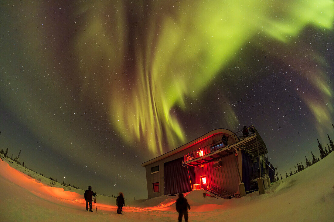 Ein schwaches Polarlicht über dem Churchill Northern Studies Centre in Churchill, Manitoba am 26. Februar 2022. Dieses Polarlicht war bestenfalls auf Kp2-Niveau (sehr niedrig). Eine Gruppe mit dem ersten Learning Vacations-Programm für Polarlichter seit März 2022 genießt das Schauspiel.