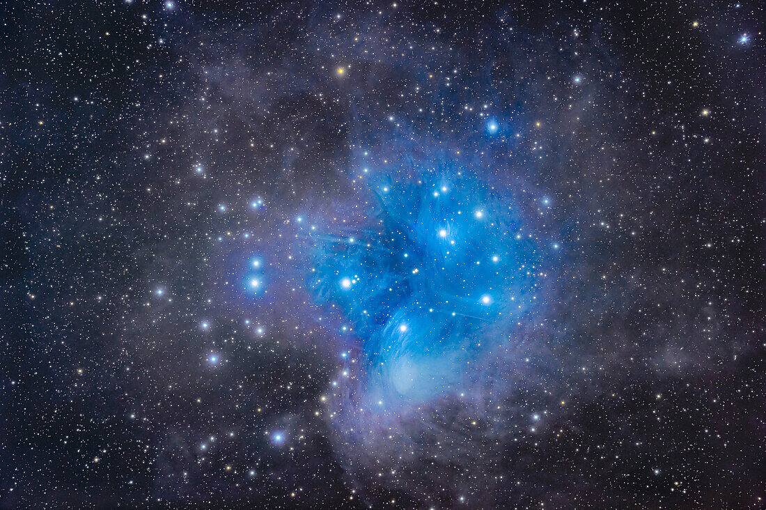 Die Plejaden, auch bekannt als Messier 45, eingebettet in den staubigen Nebel, den der Sternhaufen im Stier durchzieht. Die Staubwolken werden vom Licht der heißen, jungen blauen Sterne beleuchtet.