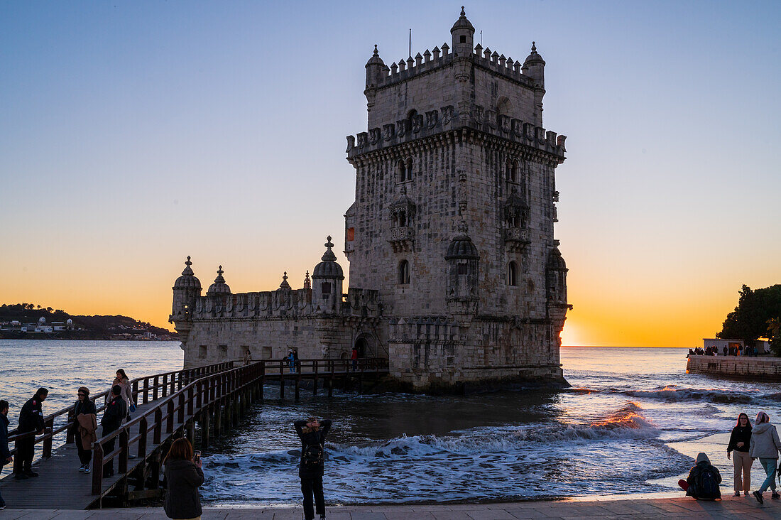 Menschen genießen einen schönen Sonnenuntergang vom Turm von Belem oder Turm von St. Vincent am Ufer des Tejo, Lissabon, Portugal