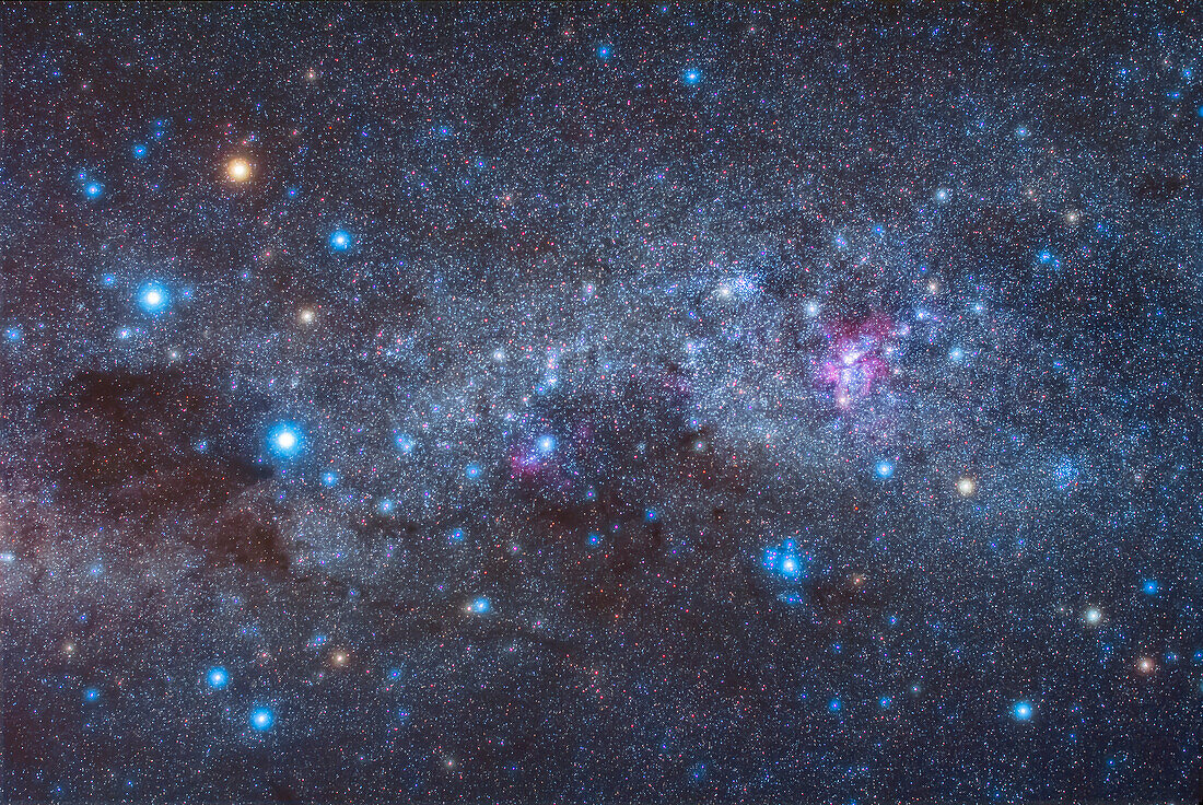 Die Region des Kreuz des Südens, Crux, links und um den Carina-Nebel, rechts. Links vom Kreuz des Südens ist der dunkle Kohlensack zu sehen. Offene Sternhaufen um den Carina-Nebel sind NGC 3532 (oben links im Nebel), IC 2602, die südlichen Plejaden (unterhalb des Nebels) und NGC 3114 (rechts vom Nebel). Die Aufnahme entstand in einer dunstigen Nacht, so dass das Leuchten um die Sterne natürlich ist und nicht durch einen Filter verursacht wurde. Dies ist ein Stapel von 5 x 6 Minuten Belichtung bei f/2.8 mit dem Sigma 50mm Objektiv und der Canon 60Da bei ISO 800, aufgenommen mit dem iOptron SkyT
