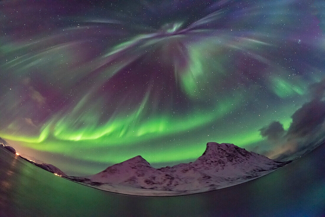 Ein den Himmel bedeckendes Polarlicht am 14. März 2018, gesehen vom Hurtigruten-Schiff m/s Nordnorge, während wir nach Süden in Richtung Tromsø, Norwegen, segelten.