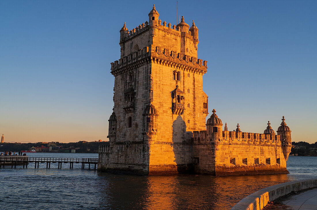 Turm von Belem oder Turm von St. Vincent am Ufer des Tejo bei Sonnenuntergang, Lissabon, Portugal