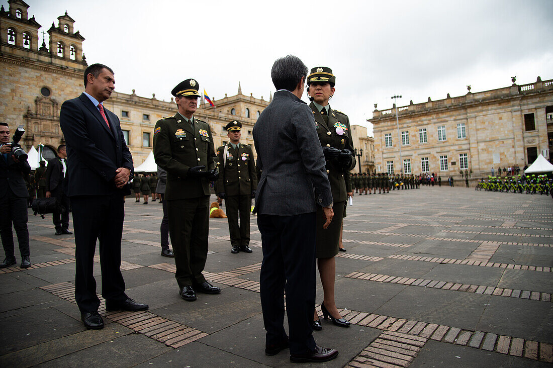 Bogotas Bürgermeisterin Claudia Lopez (L) begrüßt die neue Kommandeurin der Polizei von Bogotá, Brigadegeneralin Sandra Patricia Hernandez (R), während der Übernahme des Kommandos der kolumbianischen Polizei, Brigadegeneralin Sandra Patricia Hernandez, in Bogota, Kolumbien, am 30. Juni 2023.