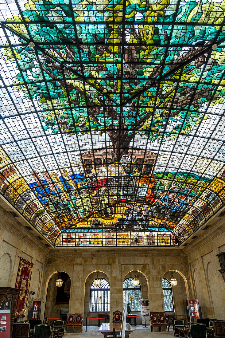 Der Raum mit den bunten Glasfenstern der Casa de Juntas de Gernika, Gernika, Baskenland, Spanien
