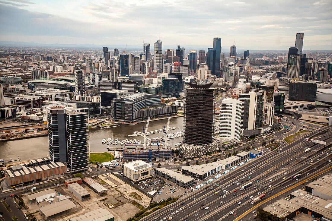 Luftaufnahme der Docklands, Melbourne, von Südwesten aus niedriger Höhe aufgenommen, Australien