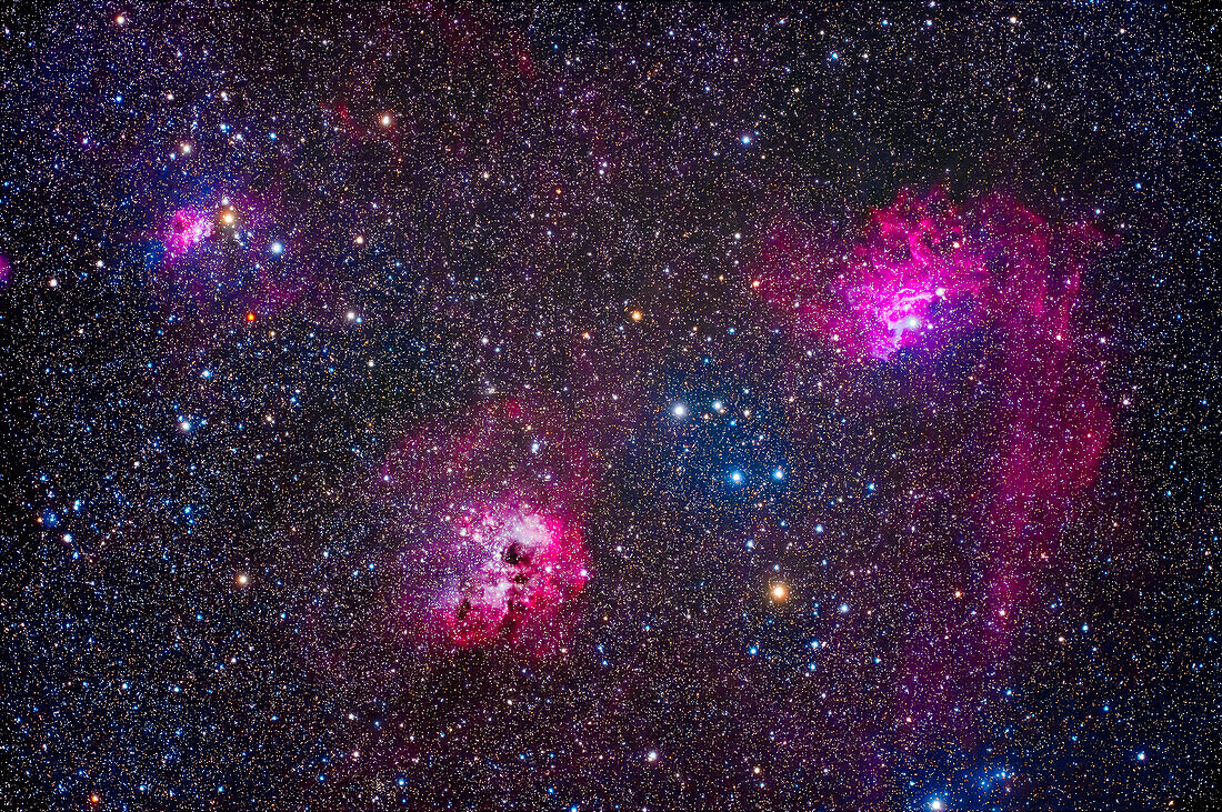 Dies ist eine Aufnahme der reichhaltigen Anordnung von Nebeln in der zentralen Auriga. Der Komplex aus dem Sternhaufen Stock 8 und IC 417 befindet sich oben links. Der große Nebel in der unteren Mitte ist IC 410 mit dem darin eingebetteten Sternhaufen NGC 1893. Der große Nebel rechts ist IC 405, auch bekannt als Flammensternnebel, mit einer Mischung aus rotem Emissions- und blauem Reflexionsnebel.