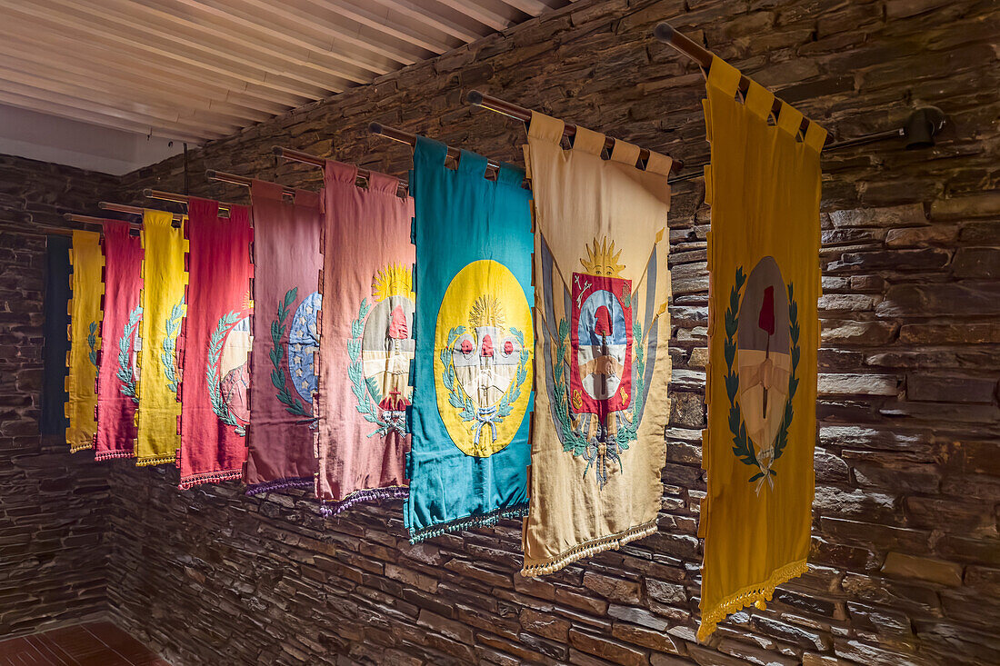 Flaggen der 19 Departements der Provinz San Juan in der Krypta der Kathedrale San Juan de Cuyo in San Juan, Argentinien.