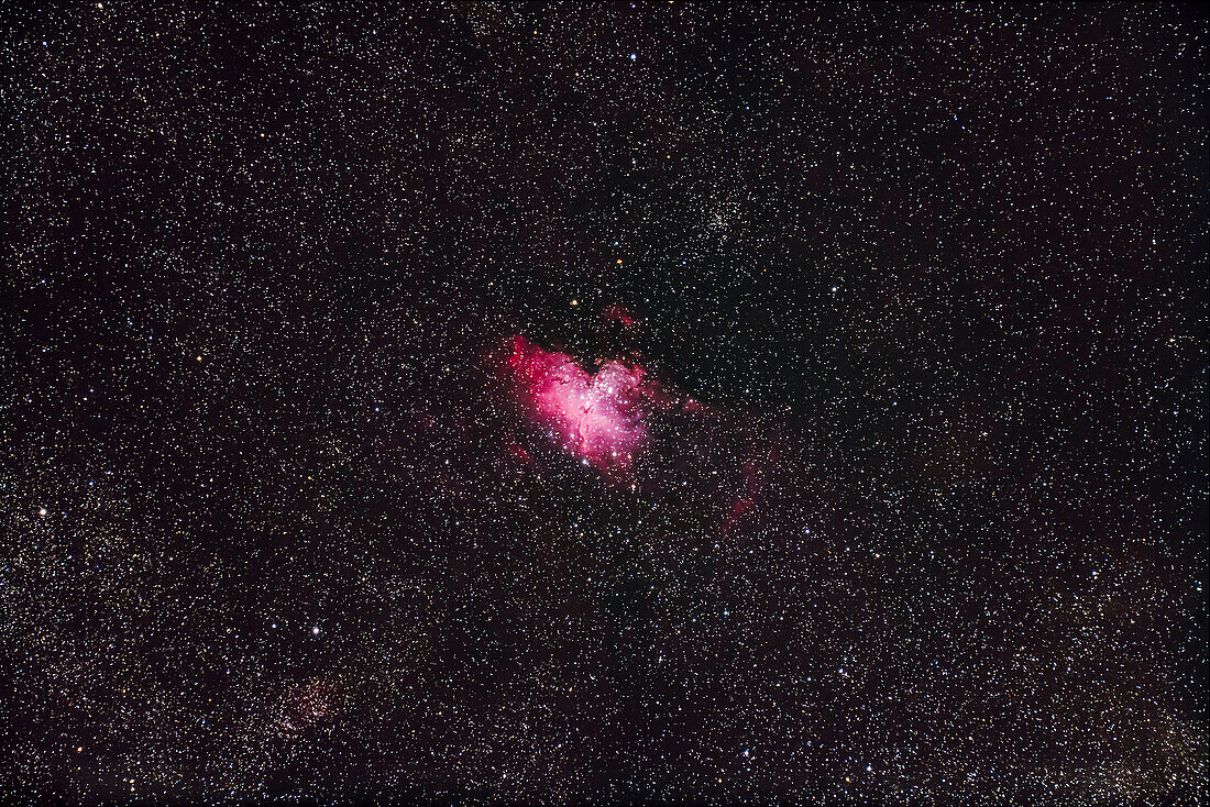 Messier 16, der Adlernebel in Serpens. Der in den Nebel eingebettete Sternhaufen ist NGC 6611. Der kleine offene Sternhaufen darüber ist Trumpler 32.