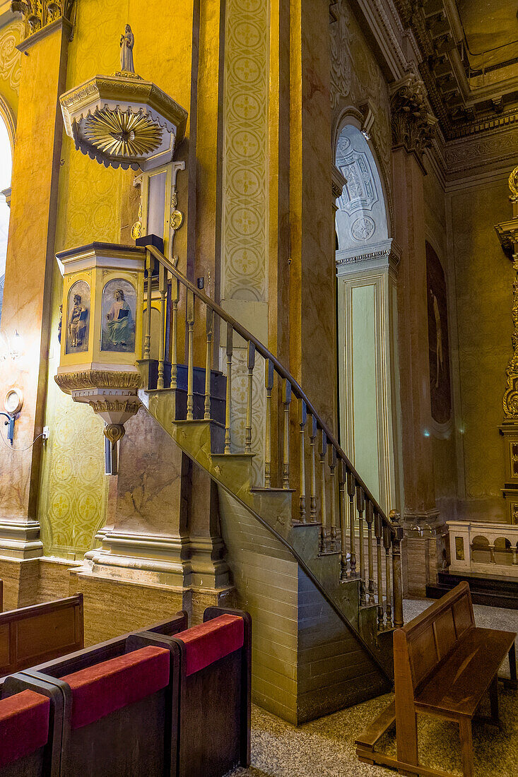 Die geschnitzte und bemalte Kanzel der kunstvollen Kathedrale der Unbefleckten Empfängnis in San Luis, Argentinien.