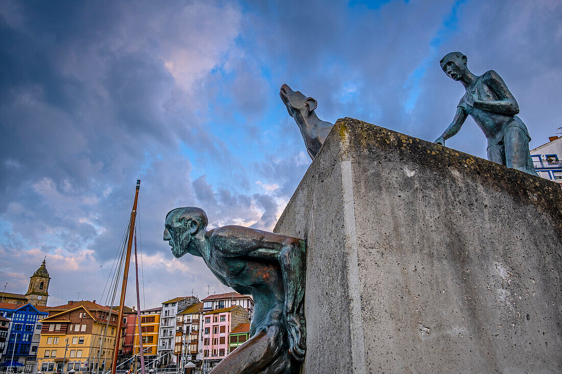 Ultima ola, último aliento, Skulptur von Enrike Zubia, im Hafen von Bermeo, Vizcaya, Baskenland. Spanien,