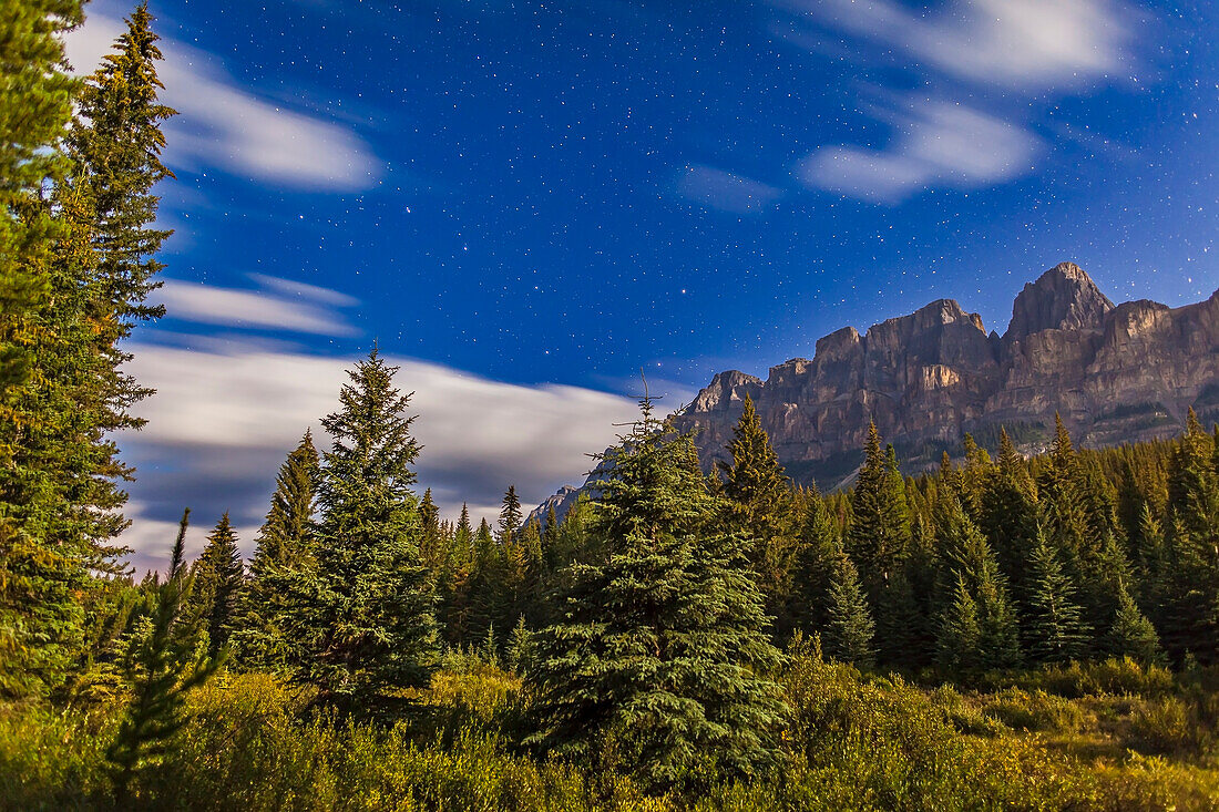 Der Große Wagen über dem Castle Mountain, Banff, in einer teilweise bewölkten und taufrischen Nacht. Aufgenommen als Teil eines Zeitraffers mit 150 Einzelbildern. Mit dem 24-mm-Objektiv und der Canon 5D MkII für 30 Sekunden bei f/2 und ISO 1600.