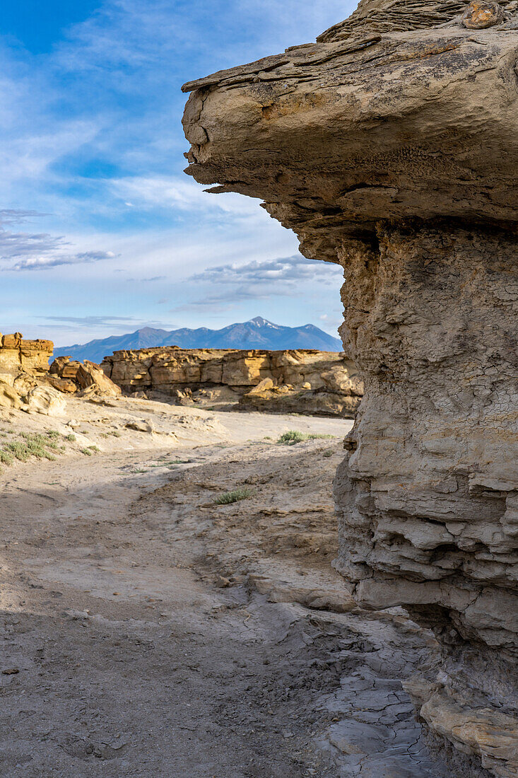 Die Henry Mountains und ein trockener Wasserlauf in der Factory Butte Recreation Area in der Caineville Wüste bei Hanksville, Utah.