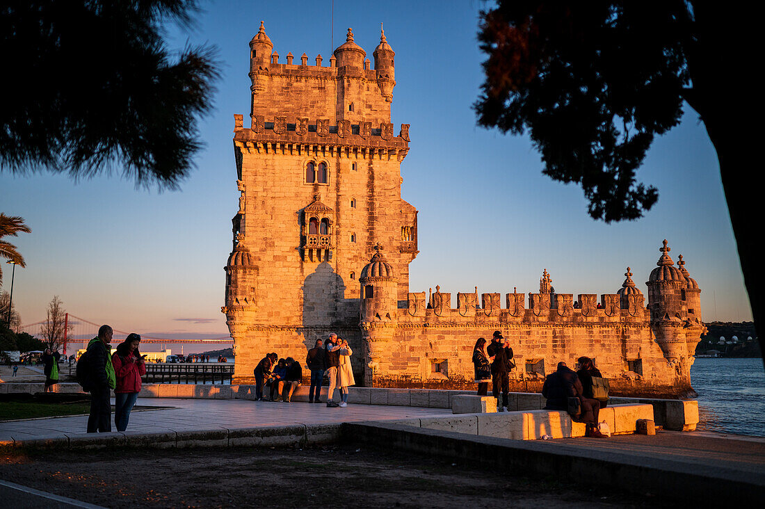 Menschen genießen einen schönen Sonnenuntergang vom Turm von Belem oder dem Turm von St. Vincent am Ufer des Tejo, Lissabon, Portugal