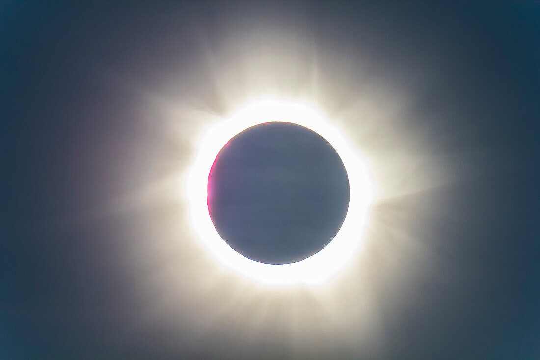 Die äußere Korona während der totalen Sonnenfinsternis, 14. November 2012, von einem Standort in der Nähe von Lakeland Downs, Queensland. Aufgenommen durch das Astro-Physics 105mm Traveler f/5.8 Refraktorfernrohr, nachgeführt auf der AP 400 Montierung, und mit der Canon 60Da. 1/60 Sekunde bei ISO 2000. (Aufgenommen als Einzelbild im Filmmodus, daher wurde der ISO-Wert von der Kamera eingestellt, nicht die Verschlusszeit).