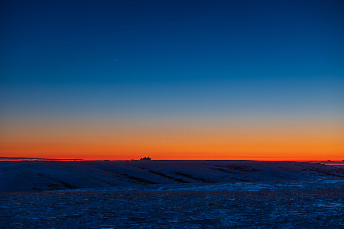 Venus als "Abendstern" in der sich vertiefenden Dämmerung des Sonnenwendabends am 20. Dezember 2021.