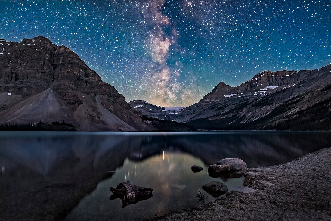 Die galaktische Zentrumsregion der Milchstraße im Sternbild Schütze hinter dem Bow Glacier am Ende des Bow Lake im Banff National Park, Alberta.