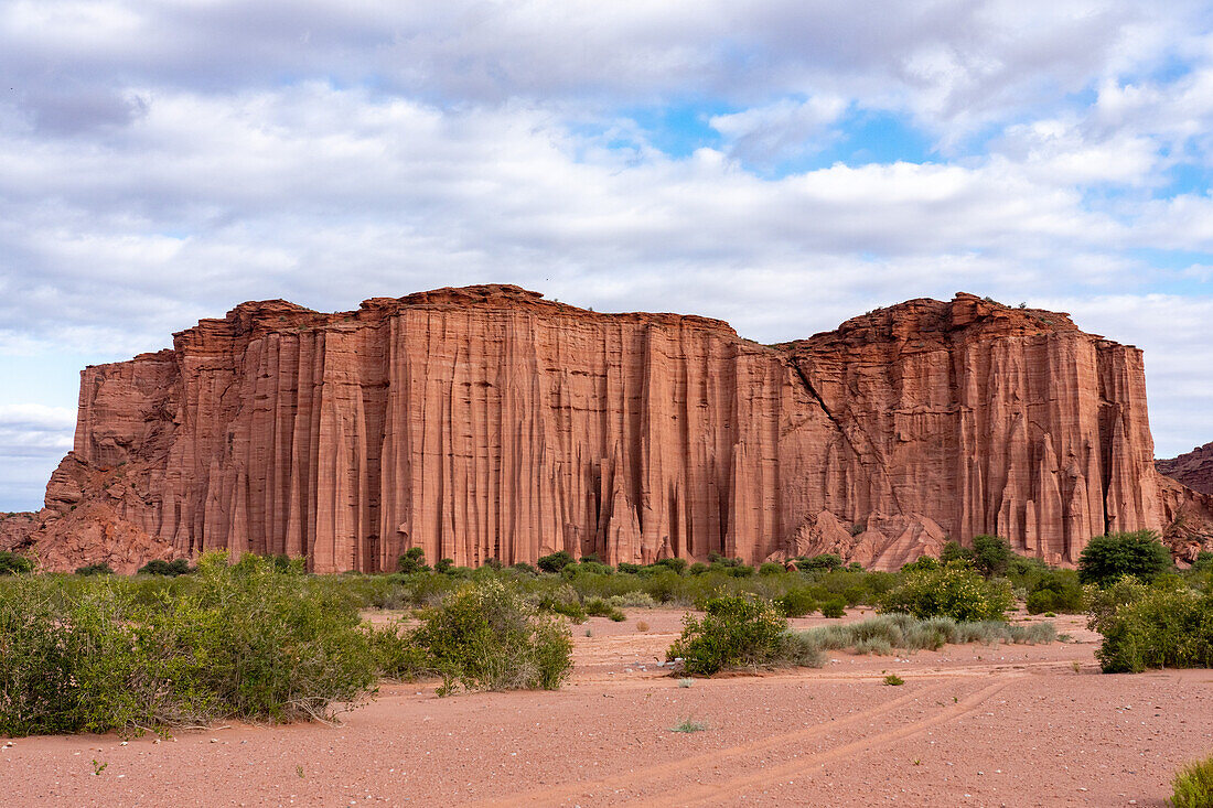 Die gotische Kathedrale in der Mitte der Mauer, einer geologischen Besonderheit aus Sandstein der Talampaya-Formation im Talampaya-Nationalpark, Argentinien.