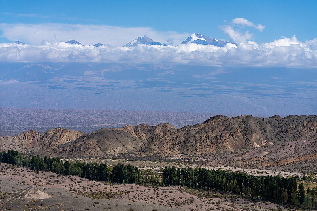 Die Gipfel 2 (rechts) & 3 (links) der Cordillera de Ansilta der Anden vom El Leoncito National Park in Argentinien aus gesehen.
