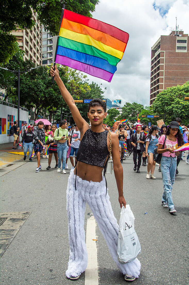 Pride-Parade in Caracas, Venezuela. Mit der Anwesenheit der UN in Venezuela, Diplomaten und Vertretern der verschiedenen Botschaften der Europäischen Union in Venezuela. 2. Juli 2023