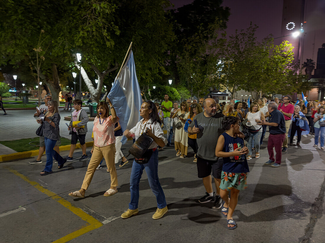 Marsch am Tag des Gedenkens für Wahrheit und Gerechtigkeit auf der Plaza 25 de Mayo in San Juan, Argentinien. Er dient dem Gedenken an die Opfer des Schmutzigen Krieges in Argentinien, in dem Tausende von Gegnern der argentinischen Militärdiktatur verschwanden.