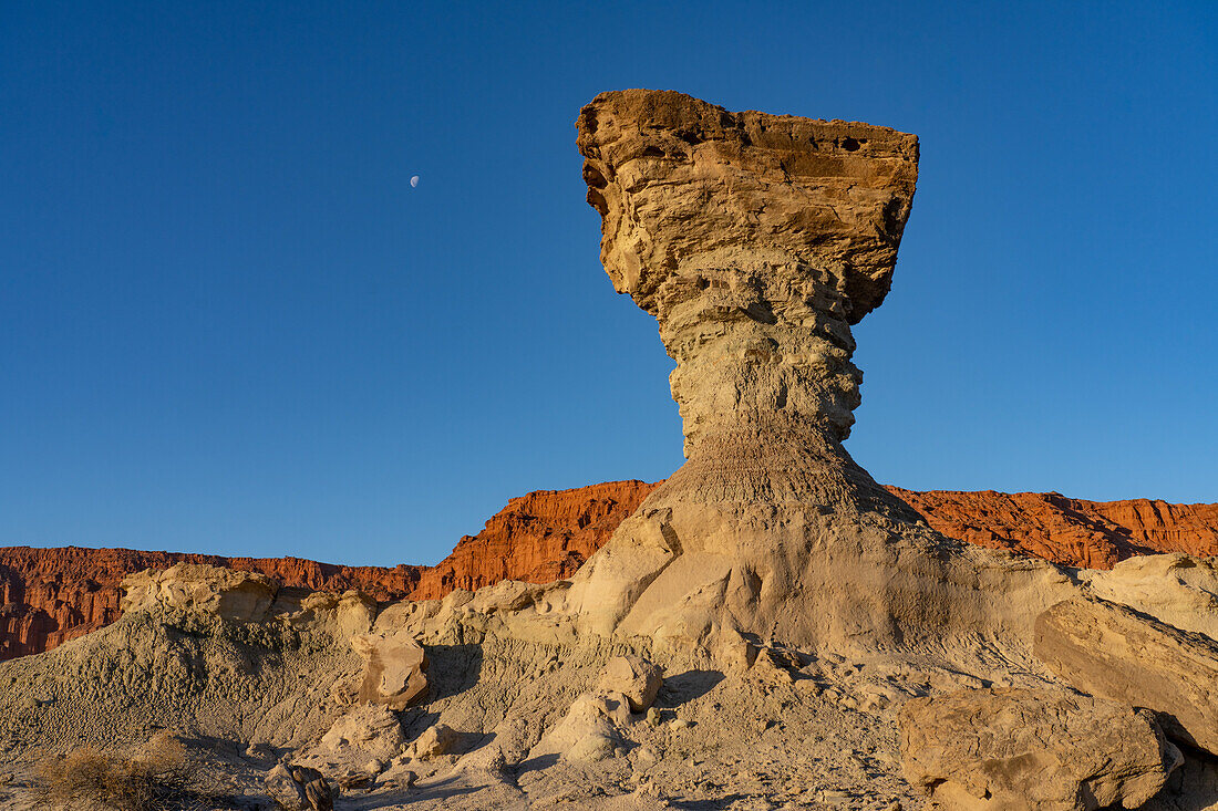 Mond über dem Hongo oder Pilz, einer erodierten geologischen Formation im Ischigualasto Provincial Park, San Juan, Argentinien.