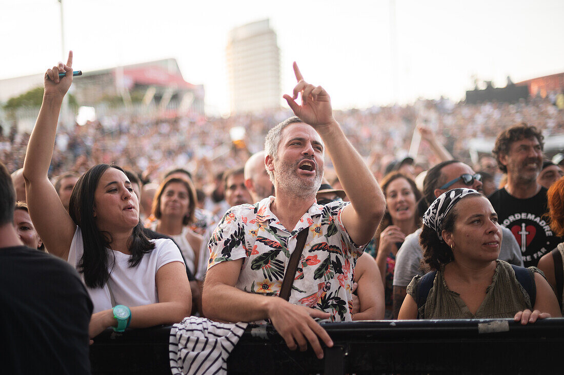 Der spanische Künstler Ivan Ferreiro und seine Band treten live während des Vive Latino 2022 Festivals in Zaragoza, Spanien, auf