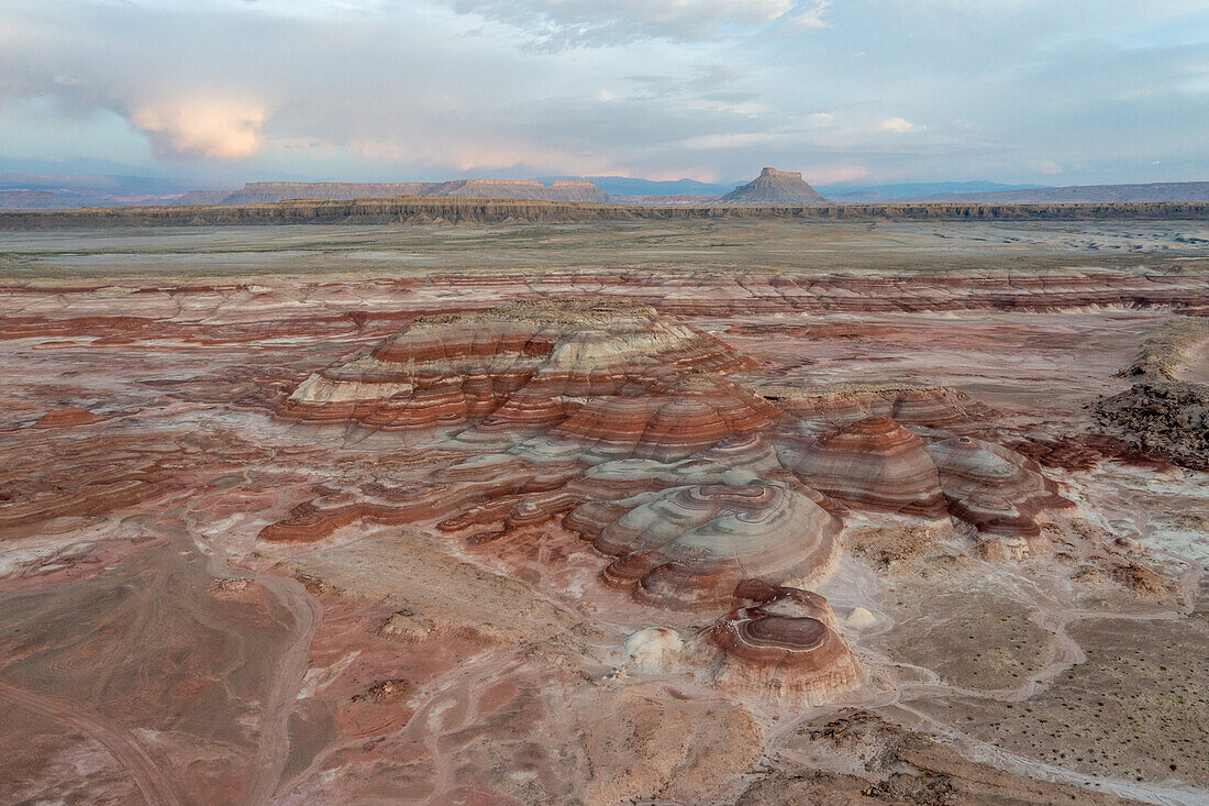 Luftaufnahme der farbenfrohen Bentonite Hills und der Factory Butte vor der Morgendämmerung, in der Nähe von Hanksville, Utah.