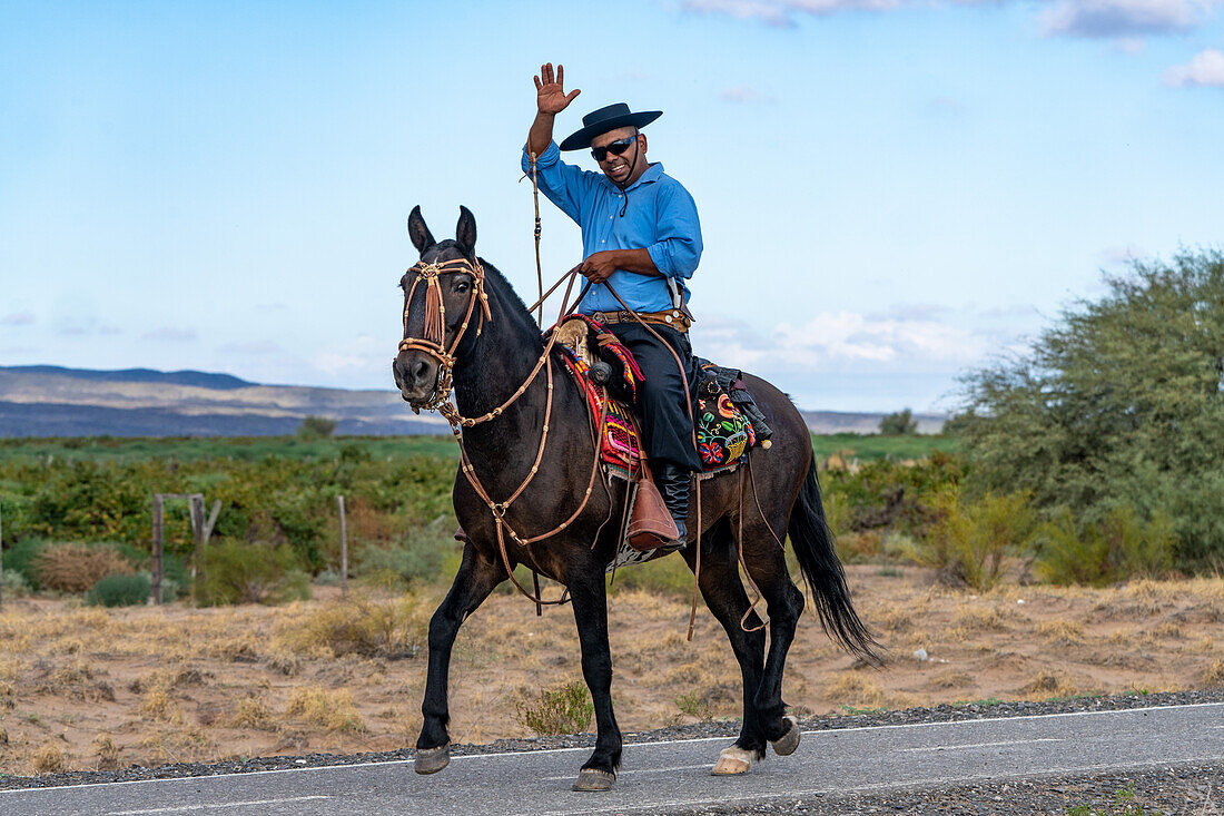 Ein Reiter im Gaucho-Kostüm reitet in der Nähe von San Juan, Argentinien.