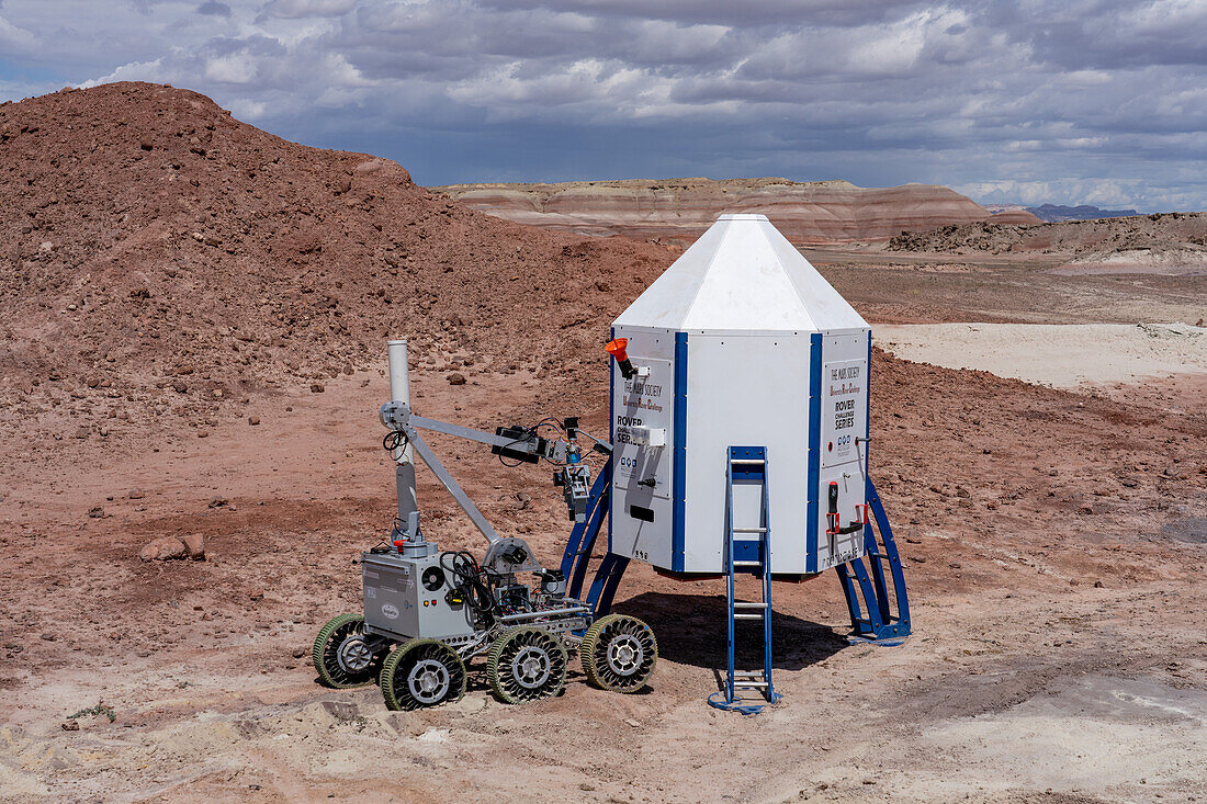 Der Mars Rover der Universität Binghamton nähert sich dem Mars Lander im Rahmen der University Rover Challenge. Mars Desert Research Station, Utah.