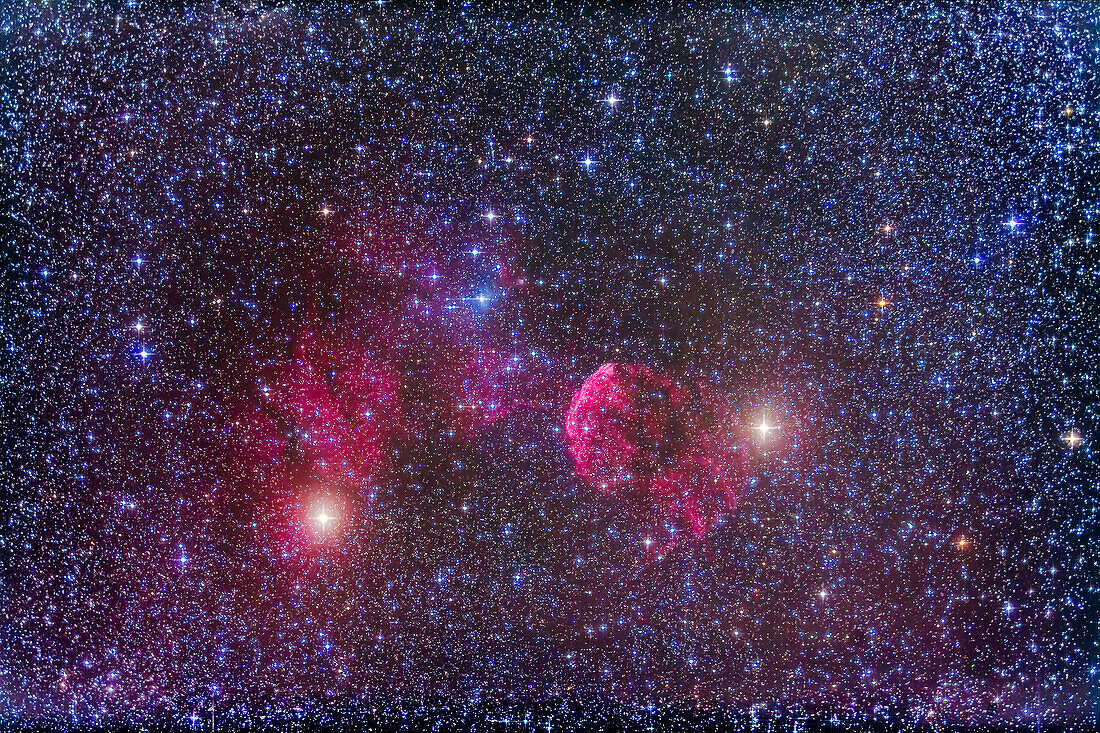 Der Supernova-Überrest IC 443 in Gemini in der Nähe der Sterne Mu (links) und Eta (rechts) Geminorum. Leichter Dunst, der bei einigen Aufnahmen durchzieht, lässt den Stern leuchten.