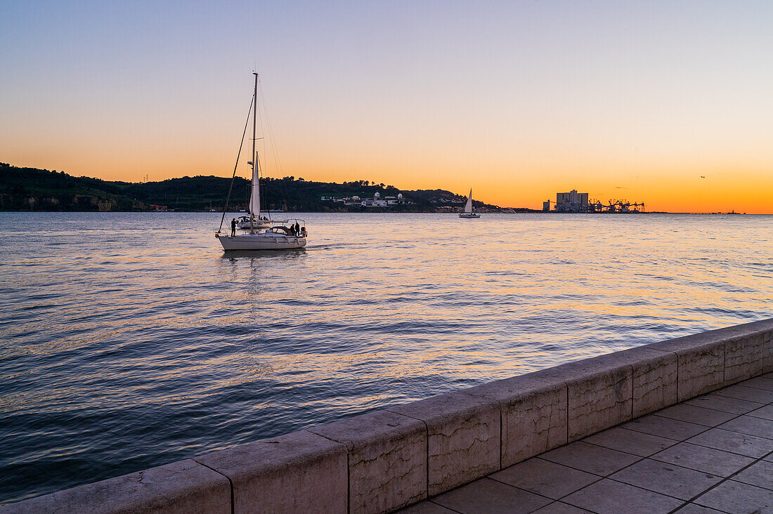 Segelboote bei Sonnenuntergang im Fluss Tejo, Belem, Lissabon, Portugal