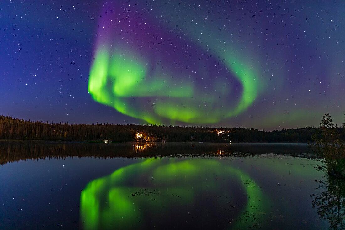 An einem schönen September-Samstagabend am Madeline Lake auf dem Ingraham Trail in der Nähe von Yellowknife beginnen die Nordlichter in der Abenddämmerung zu erscheinen. Der Blick geht nach Nordosten in Richtung Perseus, wo die Plejaden aufgehen.