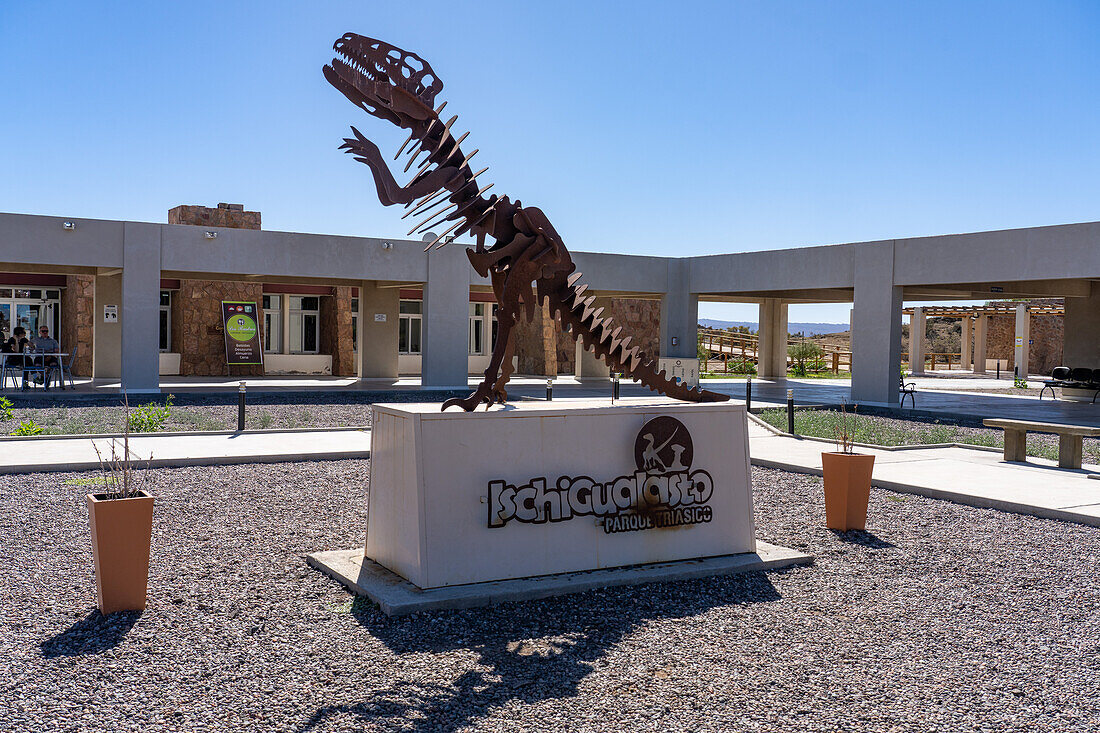 Eine Metallskulptur eines Dinosauriers außerhalb des Museums im Ischigualasto Provincial Park, Provinz San Juan, Argentinien.