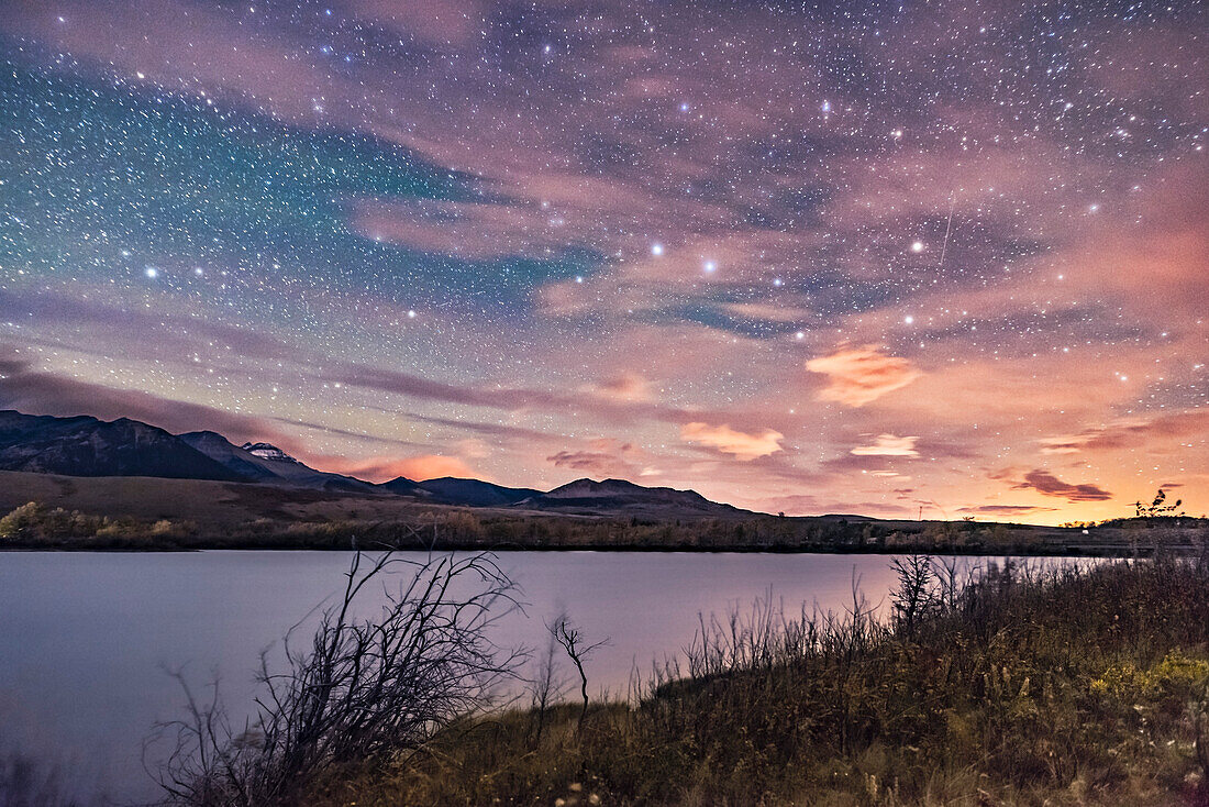 Der Große Wagen in dunstigen Wolken über dem Waterton River am Maskinonge Pond, 23. September 2016, aufgenommen während des Nachtfotografie-Workshops, den ich an diesem Abend leitete. Das Glühen rechts ist die Lichtverschmutzung durch die Shell Waterton Gas Plant und Pincher Creek im Norden.