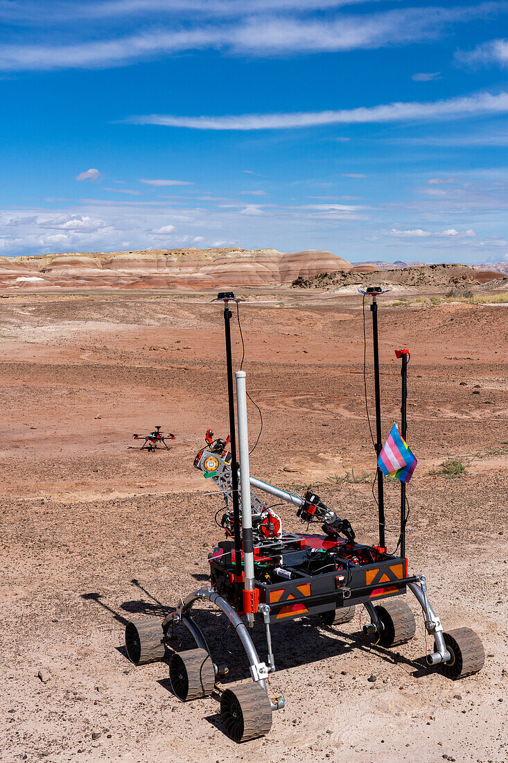 Der Mars Rover der Northeastern University folgt einer Drohne. University Rover Challenge, Mars Desert Research Station, Utah. Northeastern University Mars Rover Team, Boston, USA