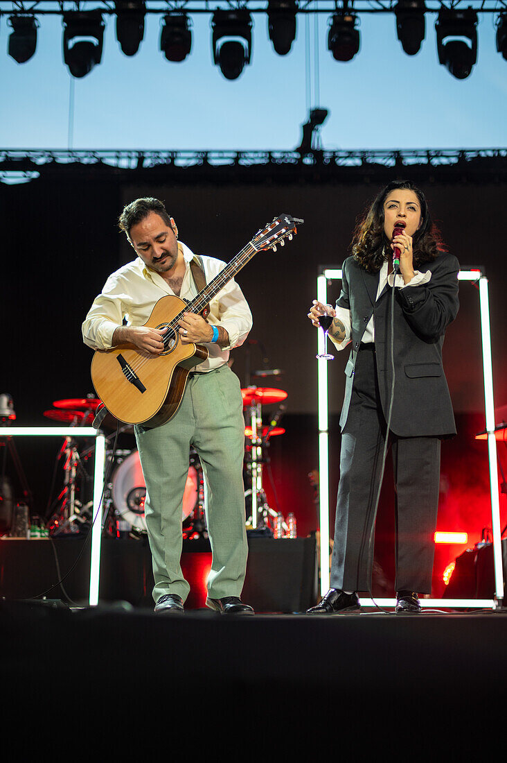 Die chilenische Künstlerin Mon Laferte tritt live während des Vive Latino 2022 Festivals in Zaragoza, Spanien, auf