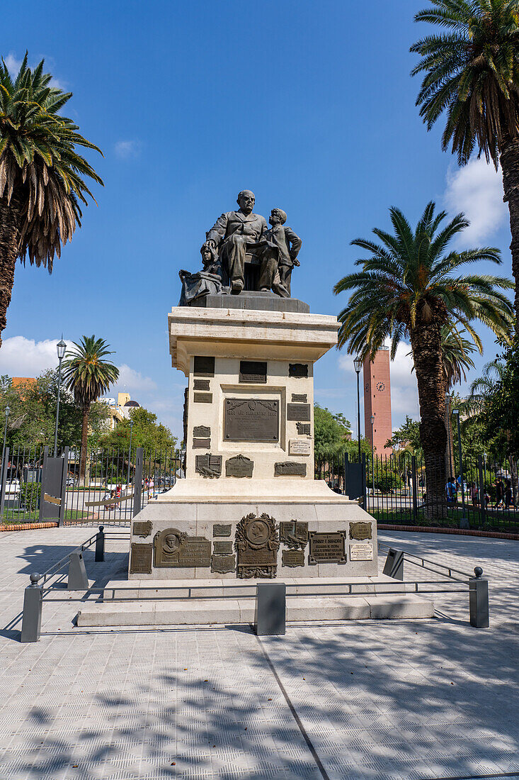 Statue von Domingo F. Sarmiento auf der Plaza 25 de Mayo in San Juan, Argentinien. Er war ein argentinischer Staatsmann und Präsident von Argentinien und stammte aus San Juan.