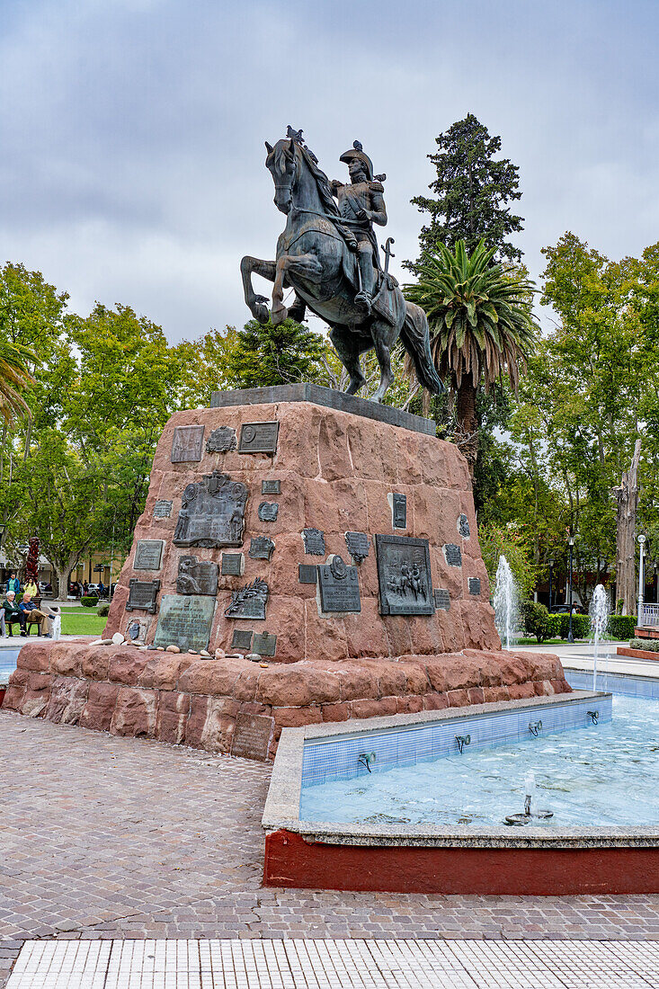 Eine Statue von General Jose de San Martin, dem Befreier von Argentinien, Chile und Peru, auf der Plaza San Martin in San Rafael, Argentinien.