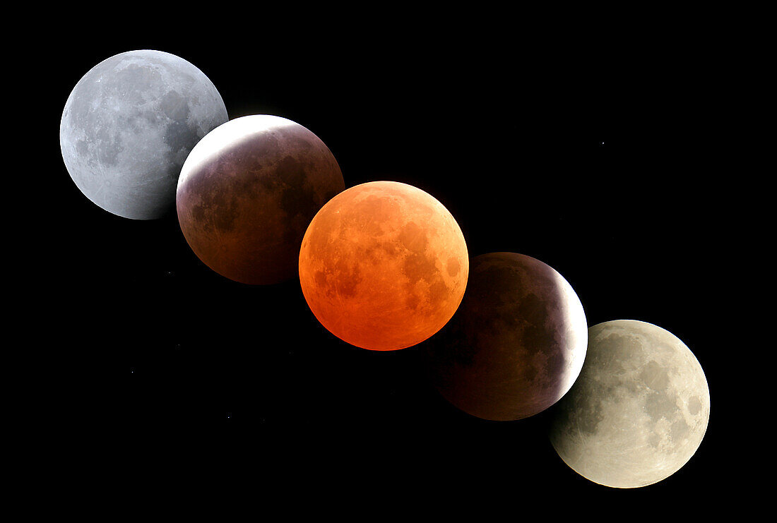 Zusammengesetztes Bild, digital erstellt in Photoshop aus Bildern, die während der totalen Mondfinsternis am 27. Oktober 2004 in Alberta, Kanada, aufgenommen wurden. Die Bilder wurden durch einen 5-Zoll-Apo-Refraktor bei f/6 mit einer Canon Digital Rebel Kamera bei ISO 200 aufgenommen.