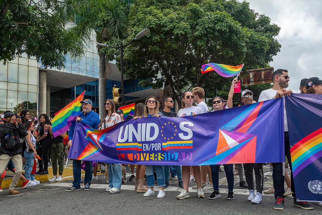 Pride-Parade in Caracas, Venezuela. Mit der Anwesenheit der UN in Venezuela, Diplomaten und Vertretern verschiedener Botschaften der Europäischen Union in Venezuela. 2. Juli 2023