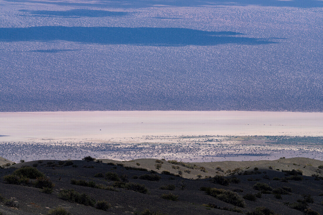 Der Barreal Blanco oder Pampa del Leoncito, ein trockenes Seebett, gesehen vom El Leoncito National Park in Argentinien.