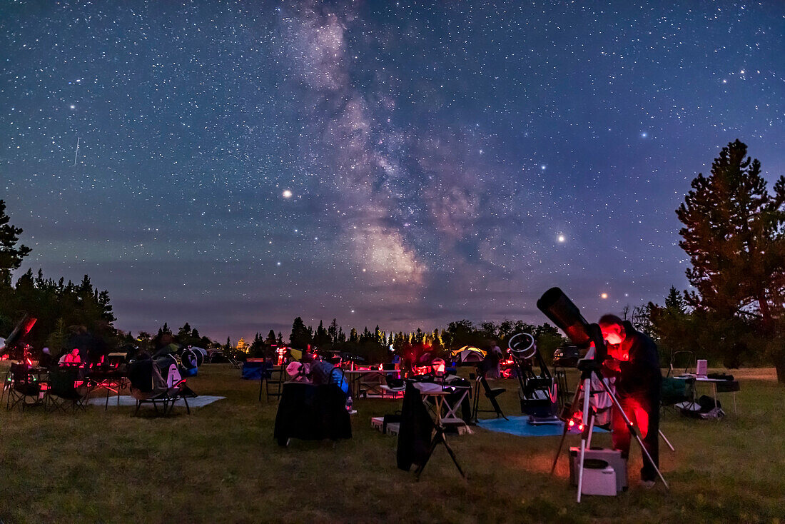 Beobachter auf dem Hauptfeld bei der Saskatchewan Summer Star Party im Dark-Sky-Schutzgebiet des Cypress Hills Interprovincial Park Ende August 2019 in der tiefen Dämmerung.