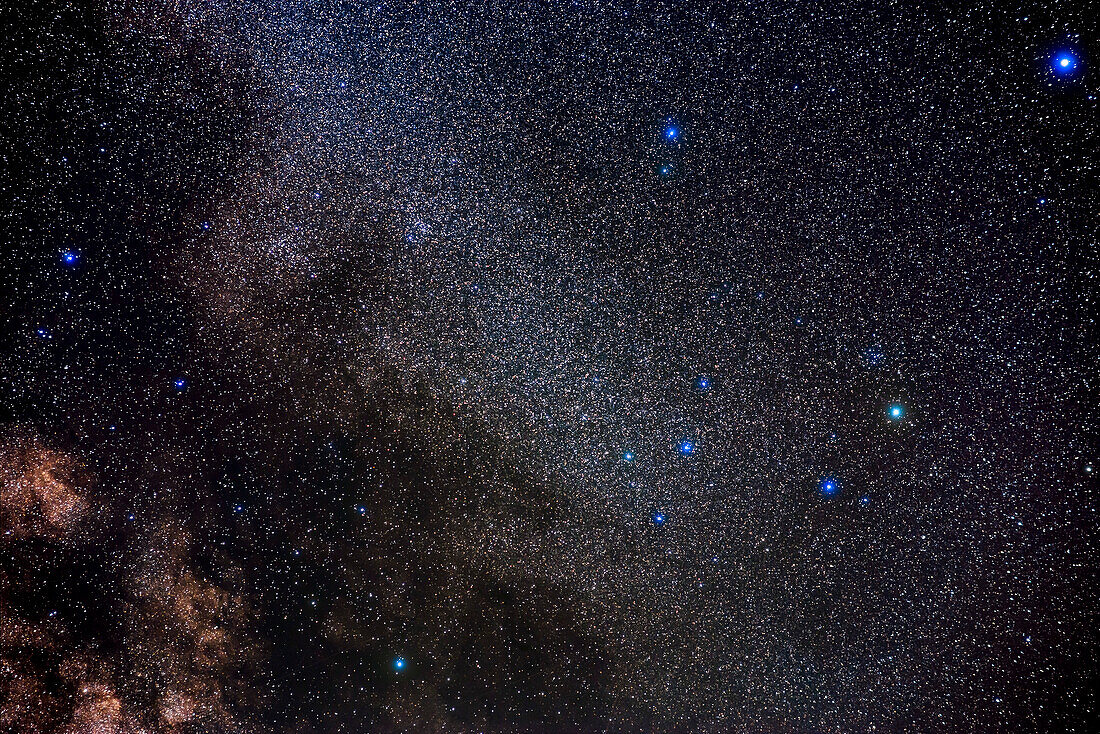 Die Region in Serpens und Ophiuchus mit dem Serpens-Ophiuchus (S-O)-Doppelhaufen, hier oben links, und dem großen binokularen Sternhaufen IC 4655 über dem cyanfarbenen Stern Cebalrai, hier rechts. Das S-O-Paar besteht aus IC 4756 (links) und NGC 6633 (rechts).