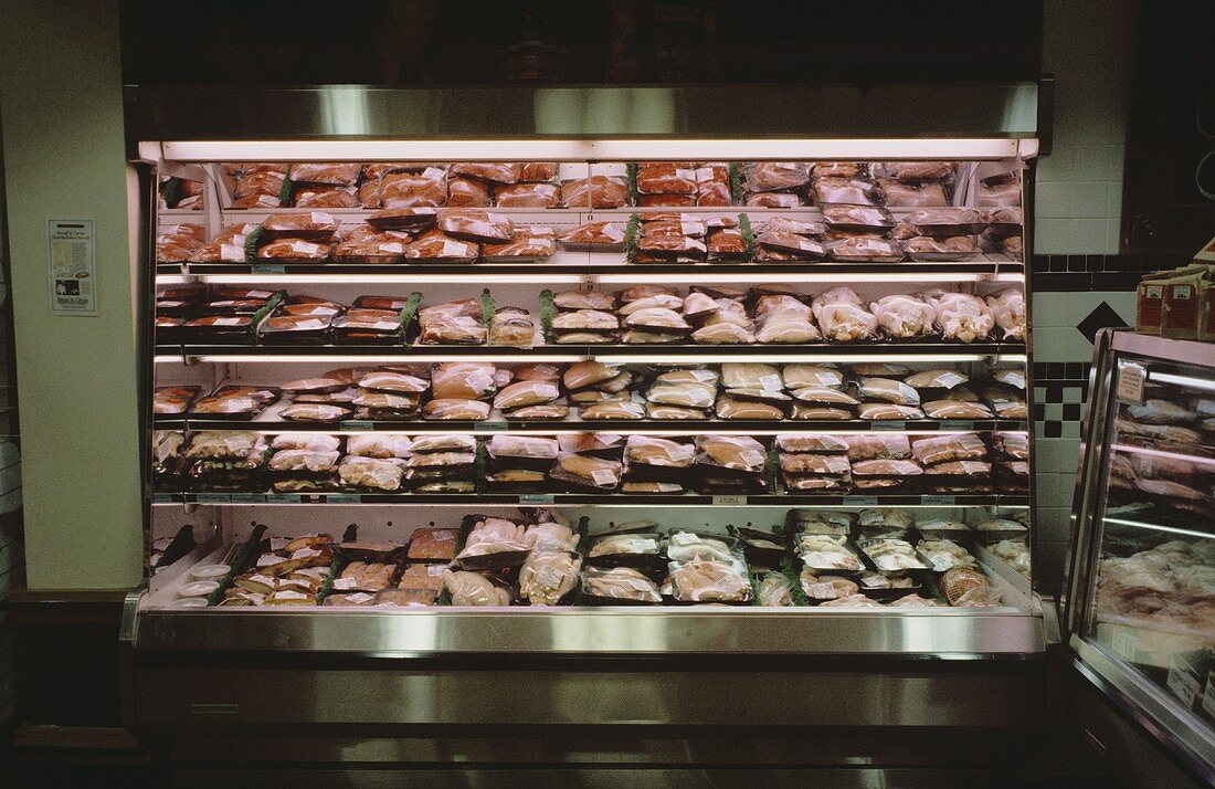 Fleisch- & Geflügelregal eines Supermarktes