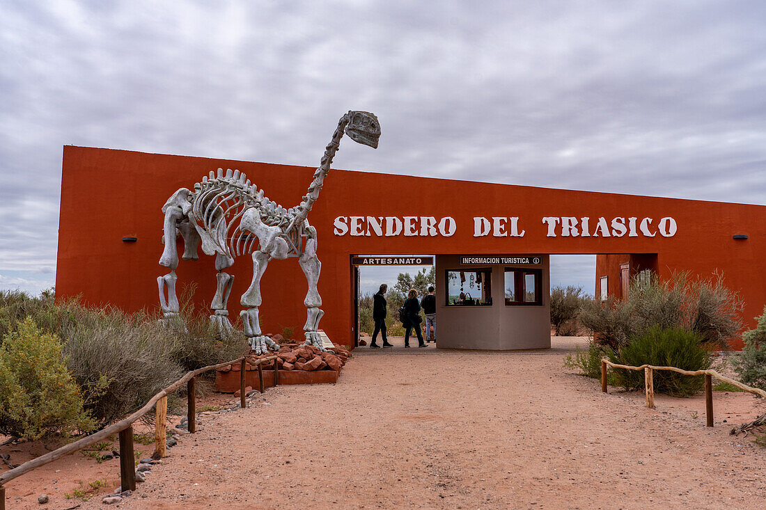 Ein rekonstruiertes Lessemsaurus sauropoides Skelett am Triassic Trail im Talampaya National Park, Argentinien.