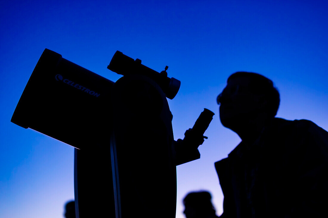 Don mit seinem Celestron CPC 8 Schmidt-Cassegrain Teleskop beim Ausrichten in der Dämmerung. Das war bei der Milchstraßennacht am 26. Juli 2019 in der Sternwarte Rothney.